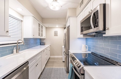 South Island Condo | 5 Minutes to beach ⛱~ Fully Renovated ~ Stocked and Pristine with View ☀