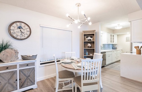 South Island Condo | 5 Minutes to beach ⛱~ Fully Renovated ~ Stocked and Pristine with View ☀