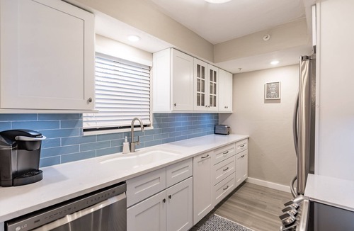 South Island Condo | 5 Minutes to beach ⛱~ Fully Renovated ~ Stocked and Pristine with View ☀