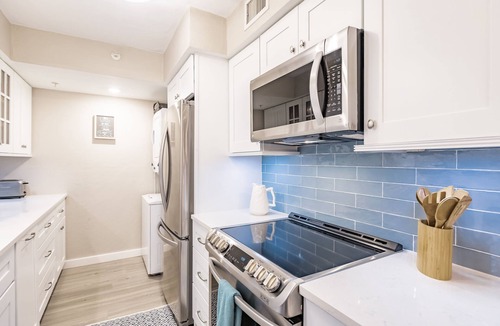 South Island Condo | 5 Minutes to beach ⛱~ Fully Renovated ~ Stocked and Pristine with View ☀