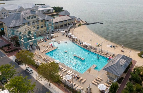 Sunset Island House | 5-Star*Sunset Island Townhouse, close to POOLS, Beach Chairs, FREE Linens/Towels
