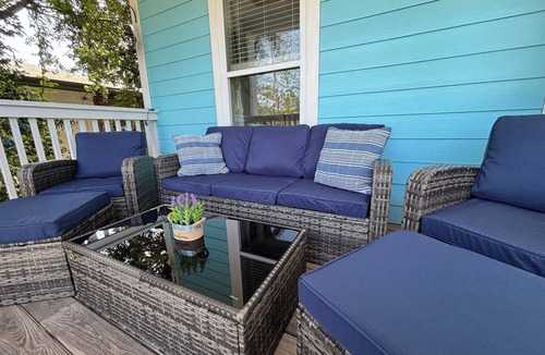 Savannah Beach House | 5 Star Tybee Gem - 4 bedrooms for two families -Sleeps 10 + Parking for 4 cars
