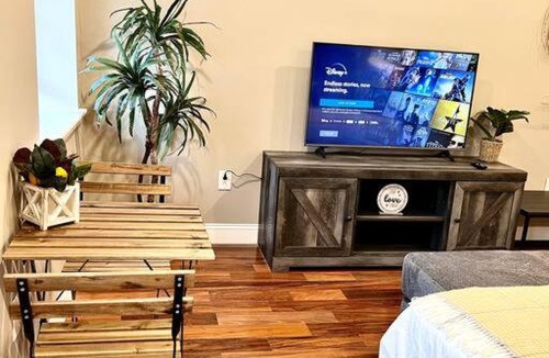 Logan Square Apartment | 508 Urban Lifestyle king bed APT in Center CITY