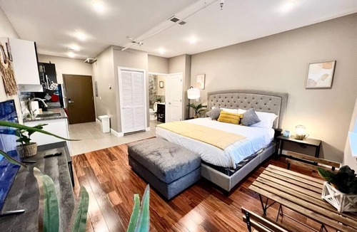 Logan Square Apartment | 508 Urban Lifestyle king bed APT in Center CITY