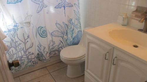 Holiday House | 5444 Baumann Ln