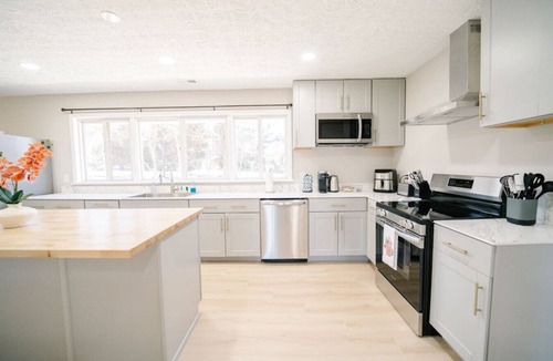Great Falls House | 5BR Retreat w/6 King Beds + Game Room
