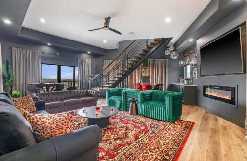 Twin Falls House | 6K SQFT Lux Heated Pool Hot Tub Sauna Speakeasy