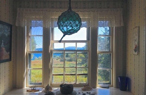 Surry House | 70 Oceanfront acres! 5B/3B Farmhouse on Newbury Neck-Sleeps 10. Fireplace, pets!