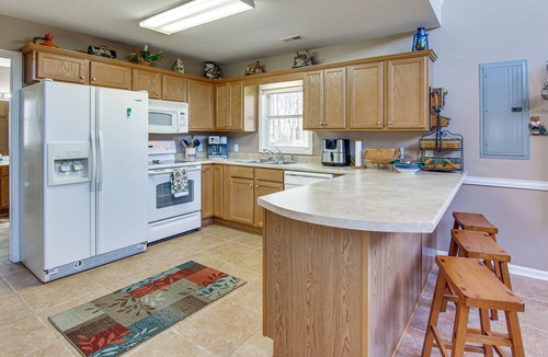 Rutherfordton House | 8 Mi to Lake Lure! Mtn-View Gem w/Furnished Deck