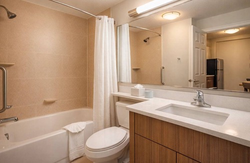 Biggar Hotel | 8 Miles Away from Fort Myers Beaches Family Room w/Kitchen and Free Parking