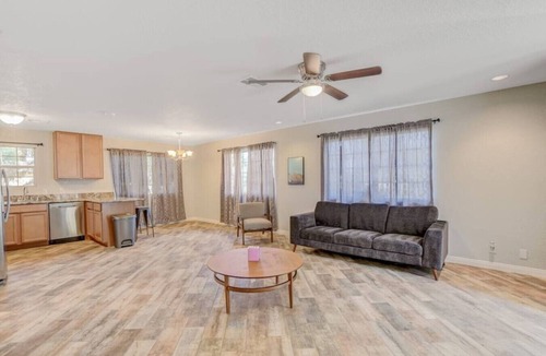 Paradise House | 9 bedroom estate close to the strip