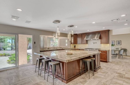 Paradise House | 9 bedroom estate close to the strip