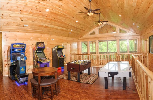 Pittman Center Cabin | 948 m² Cabin ∙ 14 bedrooms ∙ 44 guests