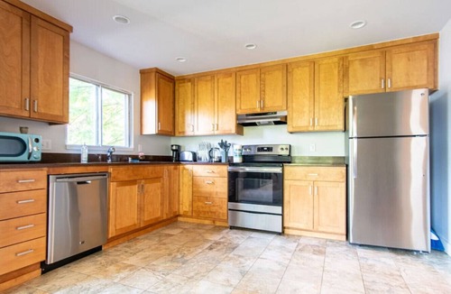 Rainier Valley House | 9852 Upper · 4b2b Upper Unit @S Seattle w/Panoramic Lake View