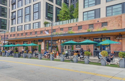 Old Town Alexandria Apartment | 99 Walk Score half Block to King! Western Studio!