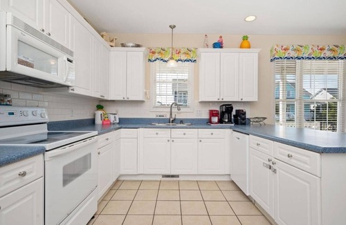 Yaupon Beach House | A Bit O Heaven - 1 Minute to the beach on private road