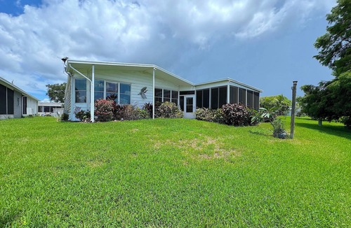 Ellenton House | A little slice of paradise😎, with resort style living.