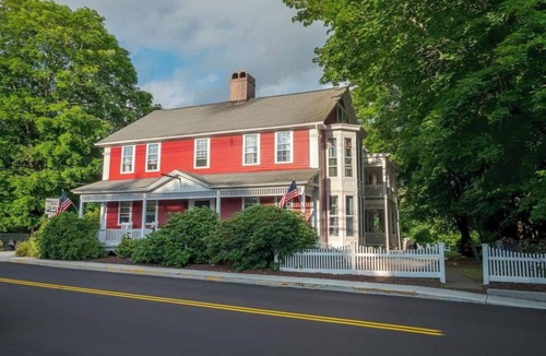 Stonington Apartment | A Mystic Stay as Sweet as Apple Pie!