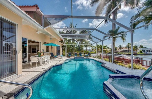 Cape Harbour Villa | A spacious 4-bedroom retreat in sunny Cape Coral.