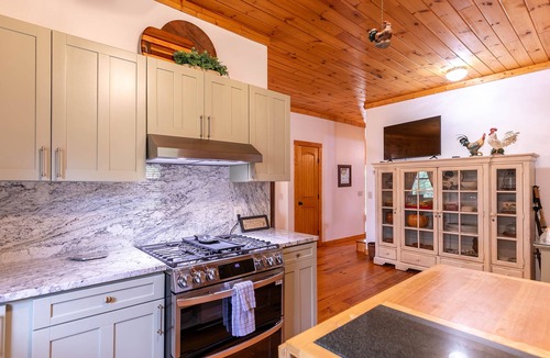 Seven Devils House | Above the Clouds | Sleeps 13 | Game Room | Pet Friendly | Mountain Views