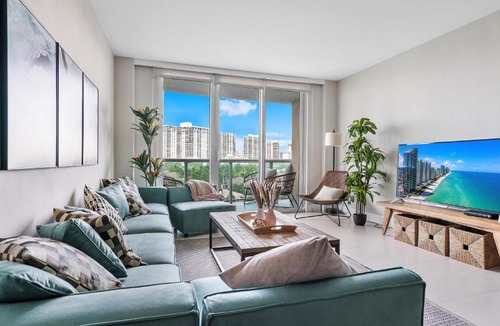 Sunny Isles Beach Apartment | Absolute Beach Bliss, Chic & Expansive Retreat