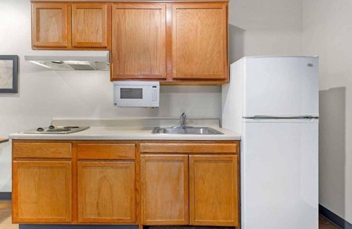 Fort Myers Apartment | ADA Full Bed,Tub,Nsmk|Kitchen|Studio 6 Fort Myers