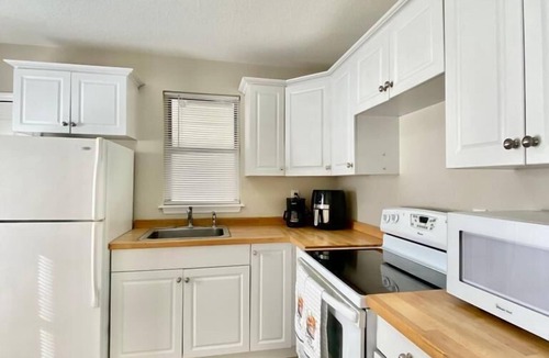 St. Petersburg House | Adorable guest house 5 miles from the beach!