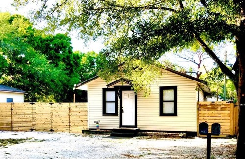 St. Petersburg House | Adorable guest house 5 miles from the beach!