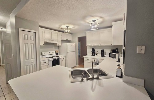 Spring Hill House | Adventure Coast: 4/2, Near Spring and Beach, Big Yard, Fenced