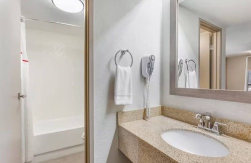 Tucson Hotel | Affordable Accommodation Just Minutes from Tucson International Airport w/Pool