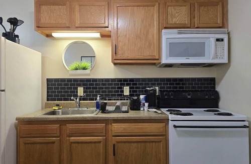 Downtown Pittsburgh Apartment | Affordable Downtown Apt | 3 Beds + 60” TV | Walk t