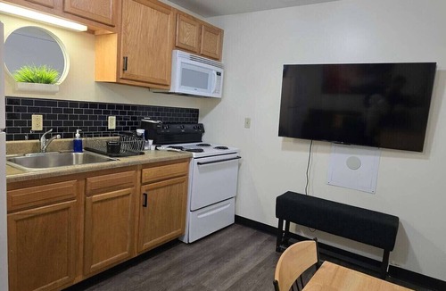 Downtown Pittsburgh Apartment | Affordable Downtown Apt | 3 Beds + 60” TV | Walk t
