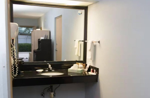 Mary Esther Hotel | Affordable Room Minutes to Wild Willy's Adventure Zone | Free On-site Parking