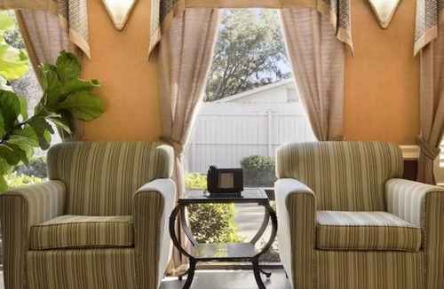 Mary Esther Hotel | Affordable Room Minutes to Wild Willy's Adventure Zone | Free On-site Parking