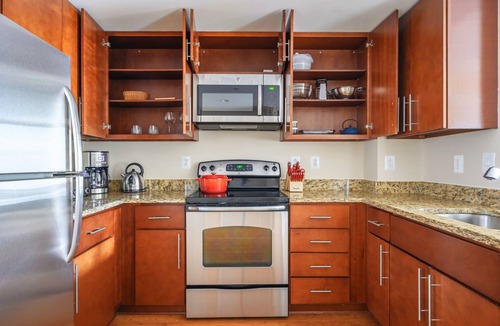 Mount Vernon Triangle Apartment | Airy Mount Vernon 1BR w/Gym, Pool, Rooftop, near Metro, by Blueground