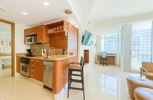 Brickell Apartment | AKA Hotel Stunning Views w- Free parking