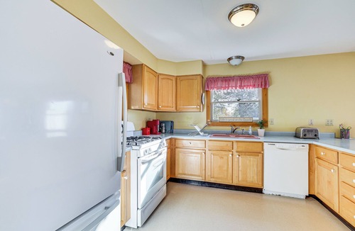 Alburg House | Alburgh Lake House: Private Beachfront!