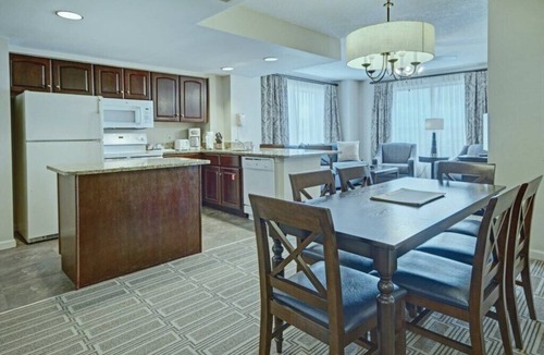 Old Town West Condo | Alexandria | Family Capital Trip | Gym + WiFi | 2BR Condo