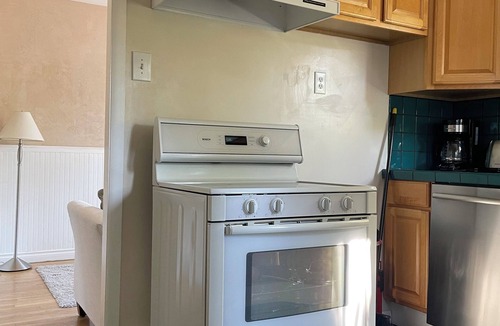 Alki House | Alki Beach Cottage 1/2 block to the beach and restaurants