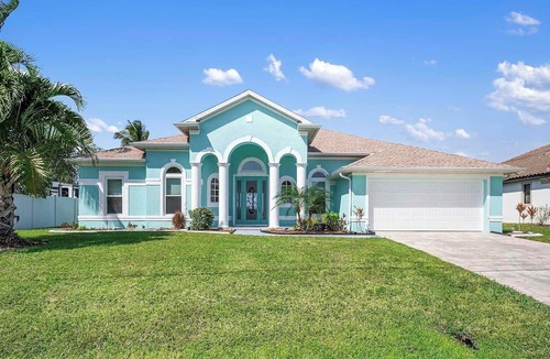 Fort Myers House | Amalfi Shore - with a Serene Freshwater Canal View - Vesteva