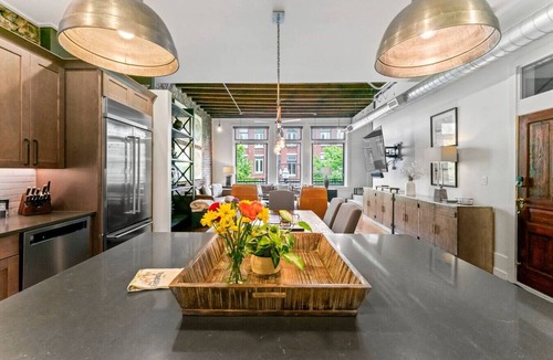 Old City Apartment | Amazing Rooftop Patio Overlooking Gay street