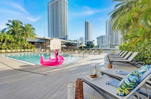 Hallandale Beach Hotel | Amazing Studio with Balcony & Pool