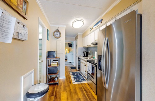 Midtown Ocean City Condo | Amazing Suite in Oceanside Building w/Shared Pool, Private Washer/Dryer, WiFi