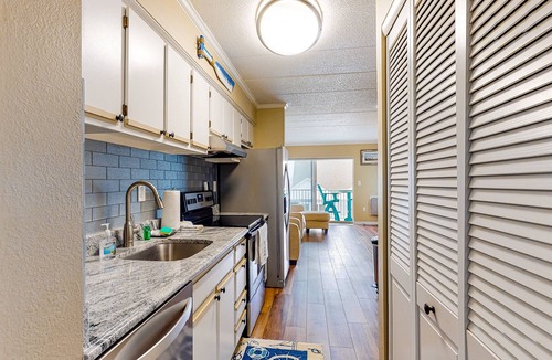 Midtown Ocean City Condo | Amazing Suite in Oceanside Building w/Shared Pool, Private Washer/Dryer, WiFi