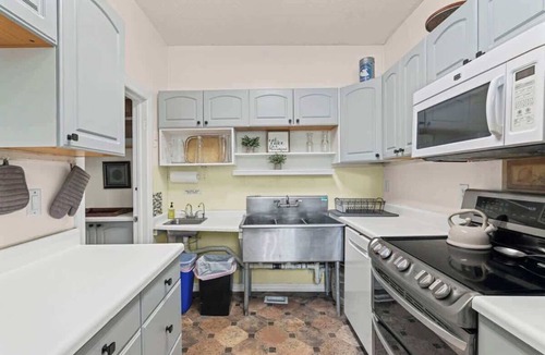 Downtown Historic District Apartment | Amelia Earhart Room | Team Joseph Ellen