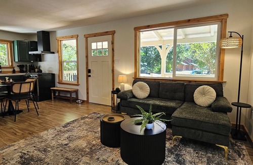 Marblemount Cabin | American Alps Cabin-Beach, Riverfront, EV charger, 2B/1Ba, North Cascade, Diablo