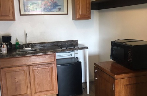 Winchester Hotel | ANS Inn has clean, spacious rooms located on 5 acres with little traffic.
