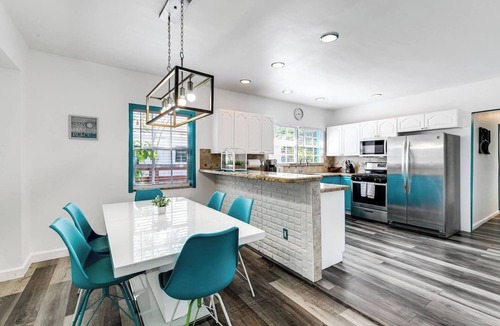 Downtown Hollywood House | Aqua Breeze Villa with King Bed