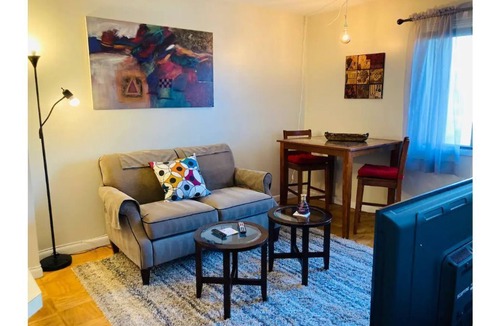 Nauck Apartment | Arlington Gem-Commuter Delight Quite Neighborhood