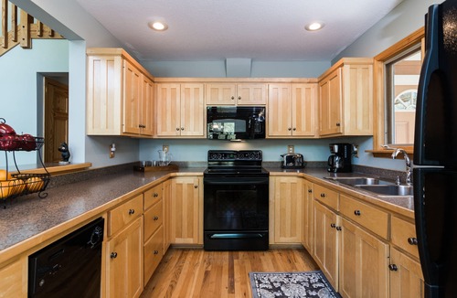 Fairview Ski Chalet | ASHEVILLE Luxury cabin HOT TUB VIEWS 7 Acres Romantic